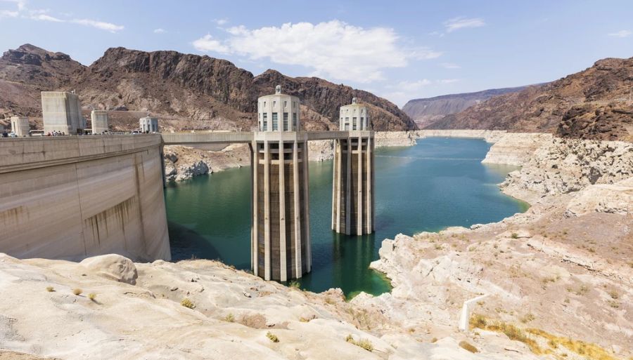 Der Lake Mead ist der grösste Stausee der USA. Er wurde in den 1930ern im Zuge des Hoover-Dammprojekts geschaffen und versorgt 25 Millionen Menschen mit Trinkwasser.