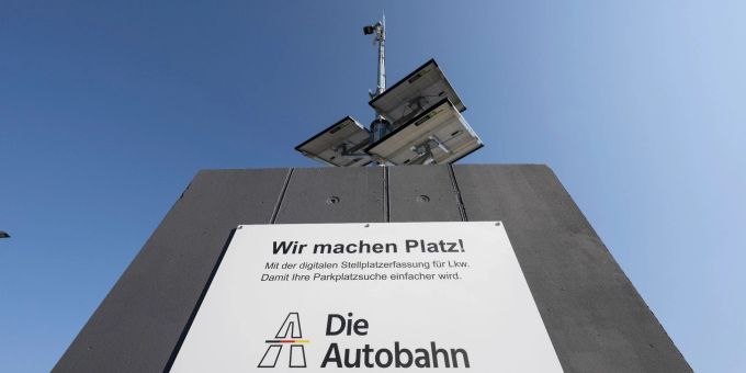 Mit Solarpanelen betrieben wird eine Sensorik-Anlage zur Erfassung freier Stellflächen an der Rastanlage Medenbach an der A3. Mit Solarpanelen betrieben wird eine Sensorik-Anlage zur Erfassung freier Stellflächen an der Rastanlage Medenbach an der A3.