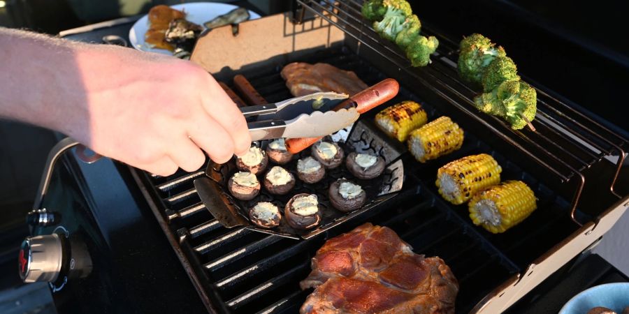 Bei einem Gasgrill wird deutlich weniger CO2 freigesetzt als bei einem Holzkohlegrill. Entscheidender für die Umwelt als die Art des Grills ist jedoch, was gegrillt wird.