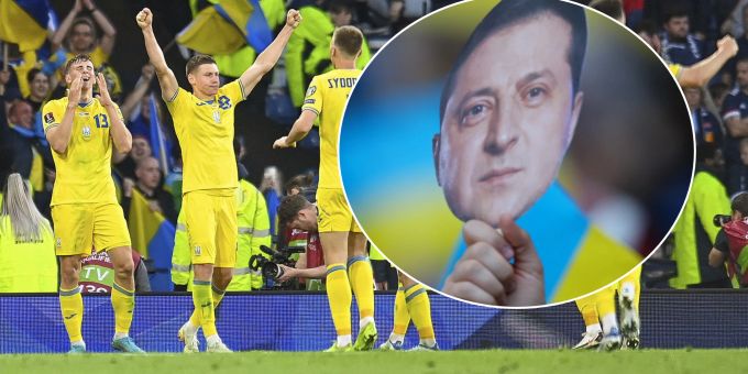 Fussball-WM - Ukraine-Fans bejubeln Playoff-Sieg mit Selenskyj-Masken