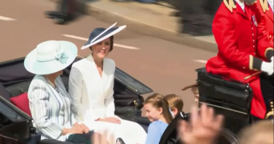 Herzogin Camilla (links) mit Herzogin Kate (in Weiss) und deren Kinder Prinzessin Charlotte, Prinz George und Prinz Louis in der Kutsche.