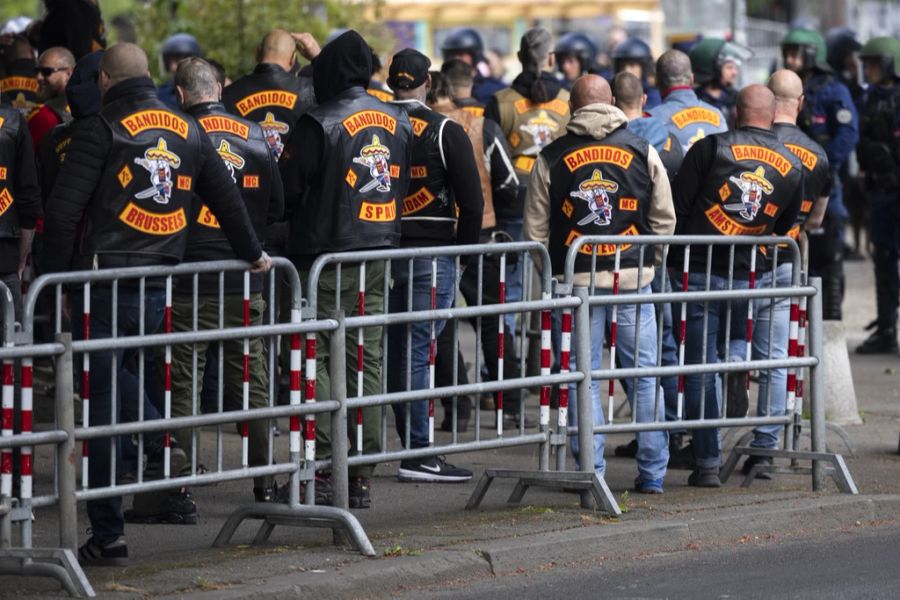 Mitglieder der Bandidos stehen am Montag, 30. Mai, während des Prozesses um die Auseinandersetzung der Motorradclubs Hells Angels und Bandidos vor dem Gerichtsgebäude.