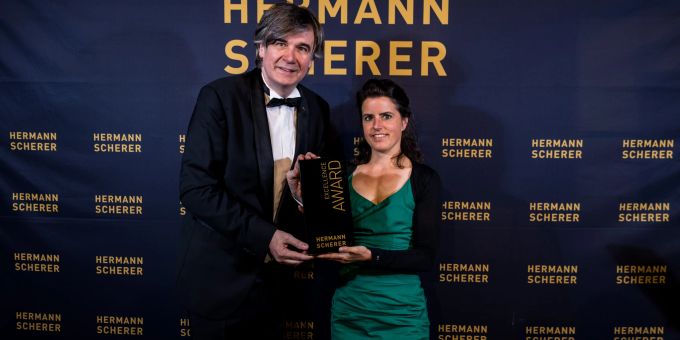 Julia Siegenthaler (43) erhält am Speaker Slam den Excellence Award. Speakerslam