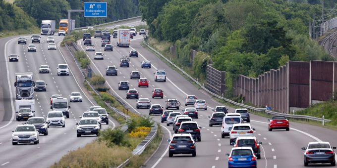 Viele Menschen in Deutschland wollen auf ein privates Auto nicht verzichten. Nur der deutliche Preisanstieg bereitet Sorgen. Viele Menschen in Deutschland wollen auf ein privates Auto nicht verzichten. Nur der deutliche Preisanstieg bereitet Sorgen.