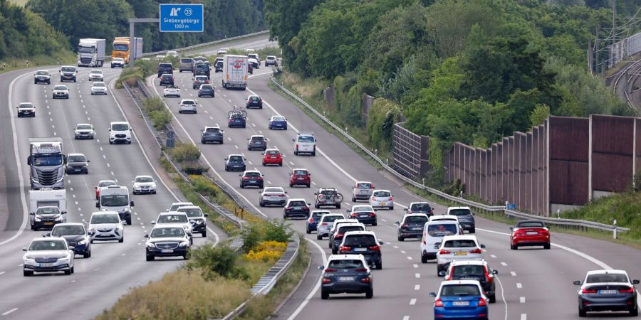 Viele Menschen in Deutschland wollen auf ein privates Auto nicht verzichten. Nur der deutliche Preisanstieg bereitet Sorgen.