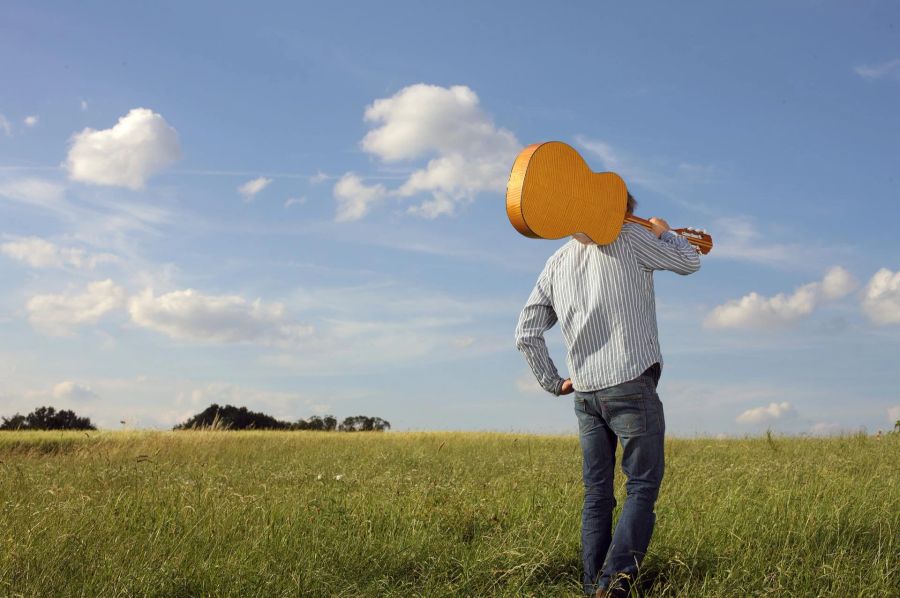 Mann wiese Gitarre Jeans Sommer Freiheit