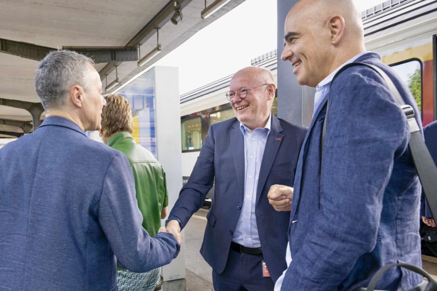 SBB-CEO Vincent Ducrot schüttelt die Hand von Bundespräsident Ignazio Cassis.