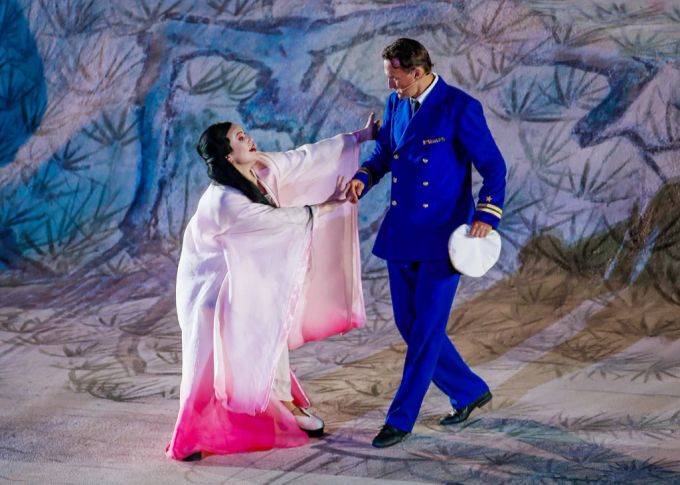 Cio-Cio-San (Barno Ismatullaeva, l.) und B.F. Pinkerton (Edgaras Montvidas, r.) in der Oper Madama Butterfly. madama butterfly