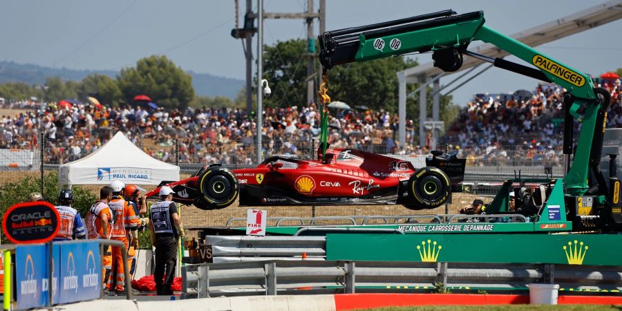 Am Haken: Der Ferrari von Charles Leclerc wird von Streckenposten entfernt, nachdem er in die Streckenbegrenzung gekracht ist.