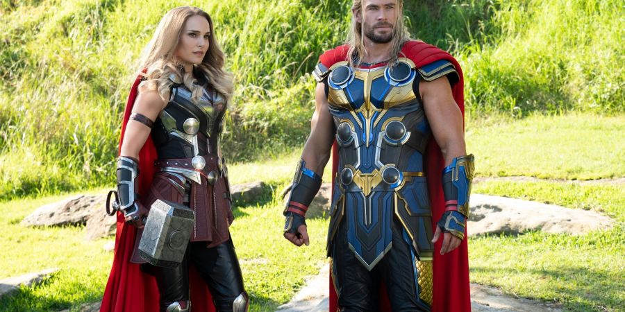 Wie Spielzeugfiguren: Natalie Portman (l)  und Chris Hemsworth in "Thor: Love and Thunder".