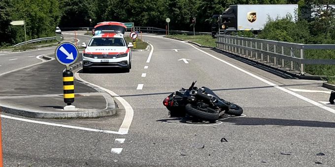 Münchenstein BL: Personenwagen kollidiert mit Motorrad Münchenstein BL: Personenwagen kollidiert mit Motorrrad