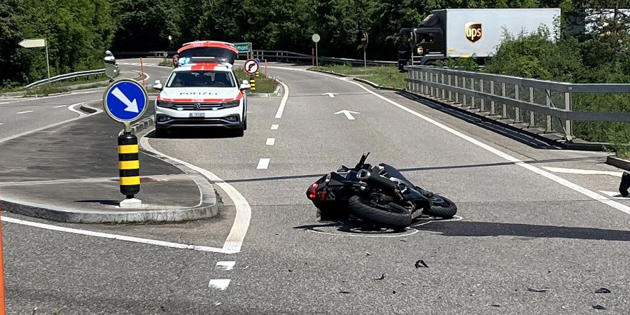 Münchenstein BL: Personenwagen kollidiert mit Motorrrad