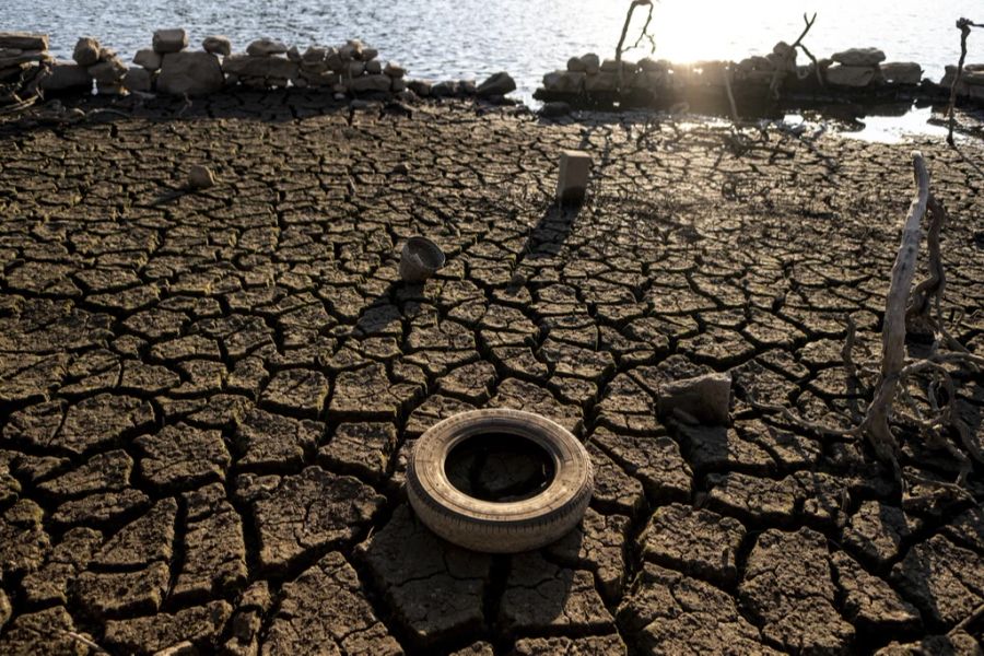 Ein Reifen liegt auf ausgetrocknetem Land, das aufgrund der Dürre im Lindoso-Stausee in Lobios (Ourense), Spanien, am 6. Juli 2022 unter Wasser stand.