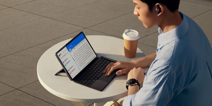Ein Mann bedient das kommende Vivo Pad. Vivo Pad Mann Kaffee