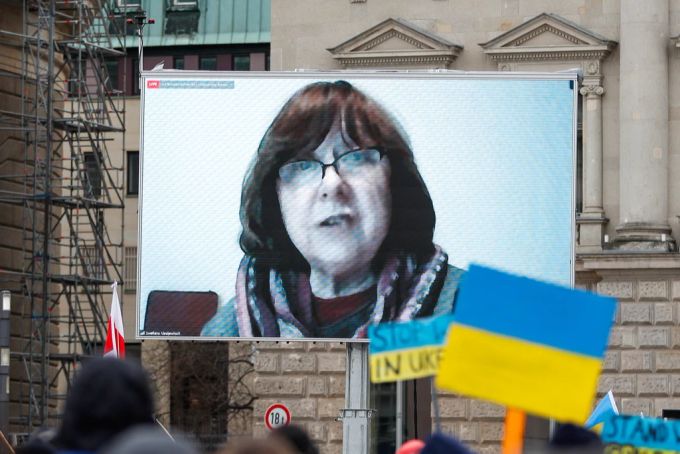 Die Literaturnobelpreisträgerin Swetlana Alexijewitsch bei der Demo gegen den Ukraine-Krieg heute Sonntag in Berlin. Ukraine Krieg