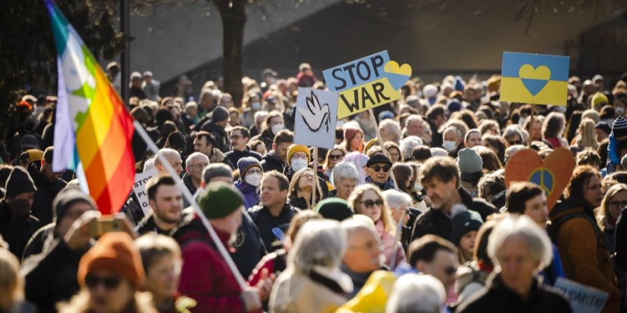 Tausende Menschen demonstrieren in Zürich gegen die russische Invasion in der Ukraine.