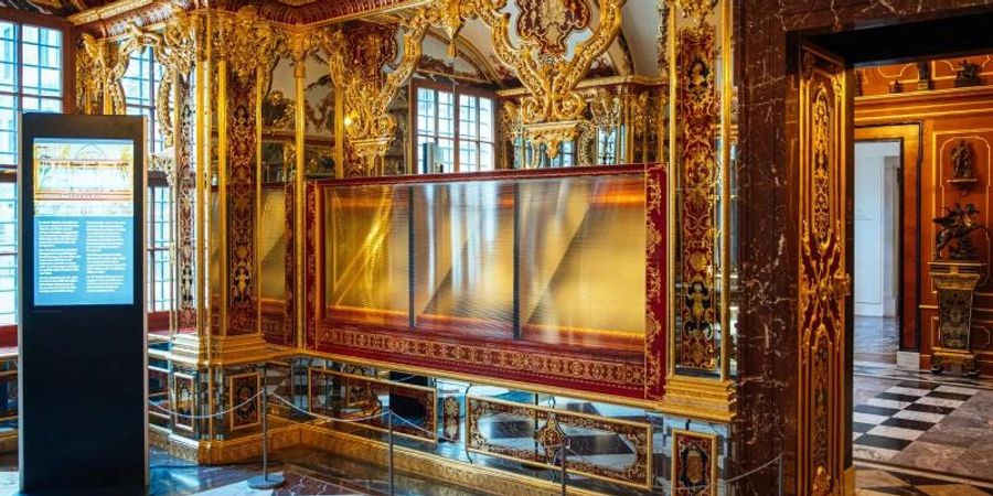 Die ausgeraubte Vitrine im Juwelenzimmer des Grünen Gewölbes im Residenzschloss in Dresden. Foto: Oliver Killig/dpa-Zentralbild/dpa