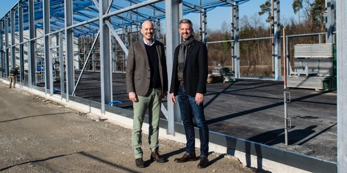 Fabrizio Hugentobler und Jörg Engeler (Präsident LCF) beim Athletics-Center freuen sich über die positive Resonanz auf das gemeinsame Projekt. Am Tag der Eröffnung des Athletics-Centers wird die Solaranlage bereits Strom produzieren.