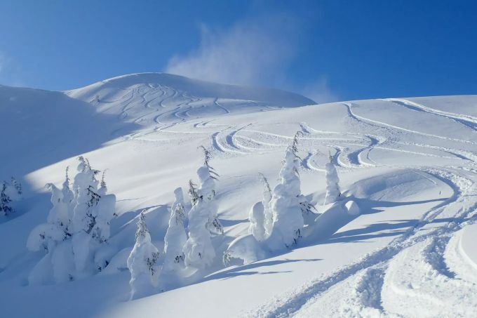 Keine präparierten Pisten in Sicht: In die kanadischen Berge zieht es vor allem Tiefschneebegeisterte. Berg Schnee Abfahrtsspuren Ski
