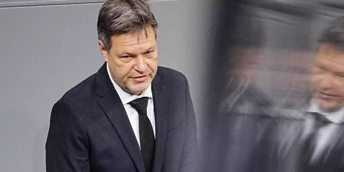 Der neue Wirtschafts- und Klimaschutzminister Robert Habeck (Grüne) bei seiner ersten Rede im Bundestag. Foto: Michael Kappeler/dpa Der neue Wirtschafts- und Klimaschutzminister Robert Habeck (Grüne) bei seiner ersten Rede im Bundestag. Foto: Michael Kappeler/dpa