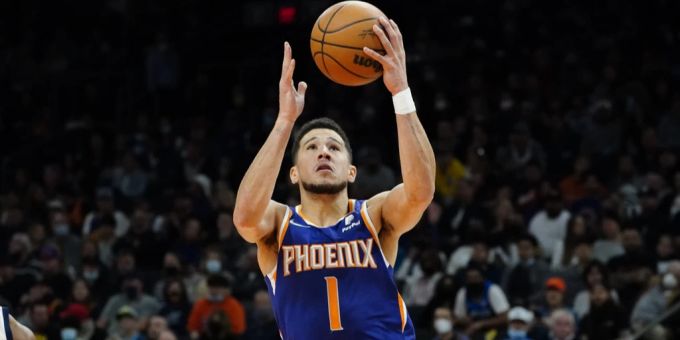Devin Booker (Phoenix Suns) macht ein Layup. phoenix suns