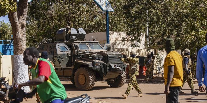 Meuternde Soldaten stehen in Ouagadougou, Burkina Faso. Burkina Faso Military