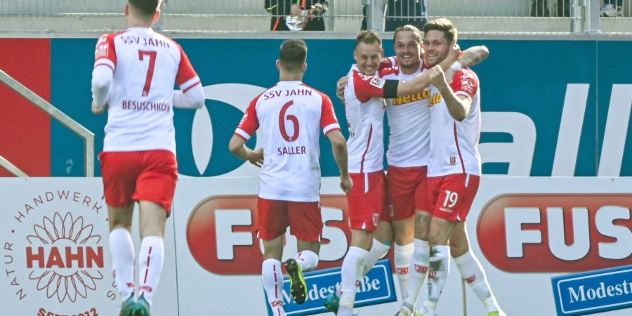 Die Mannschaft von Jahn Regensburg jubelt nach dem Treffer zum 1:0 gegen Paderborn durch Andreas Albers (r).