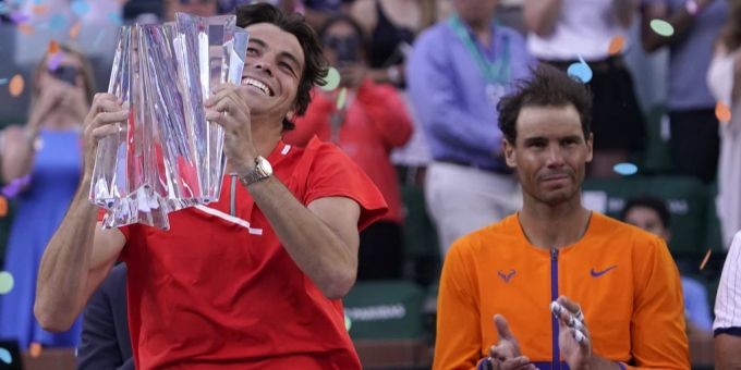 Taylor Fritz (l.) nach seinem Sieg gegen Rafael Nadal (r.) in Indian Wells am Sonntag, 20. März 2022. rafael nadal