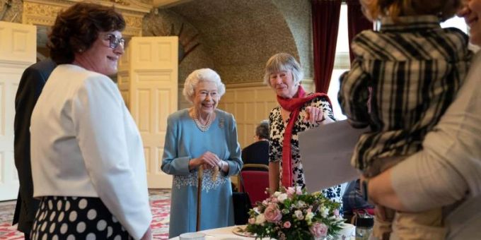 Königin Elizabeth II. emppfängt auf ihrem Landsitz Sandringham Bürgerinnen und Bürger aus der Gegend. Foto: Joe Giddens/PA Wire/dpa Königin Elizabeth II. emppfängt auf ihrem Landsitz Sandringham Bürgerinnen und Bürger aus der Gegend. Foto: Joe Giddens/PA Wire/dpa
