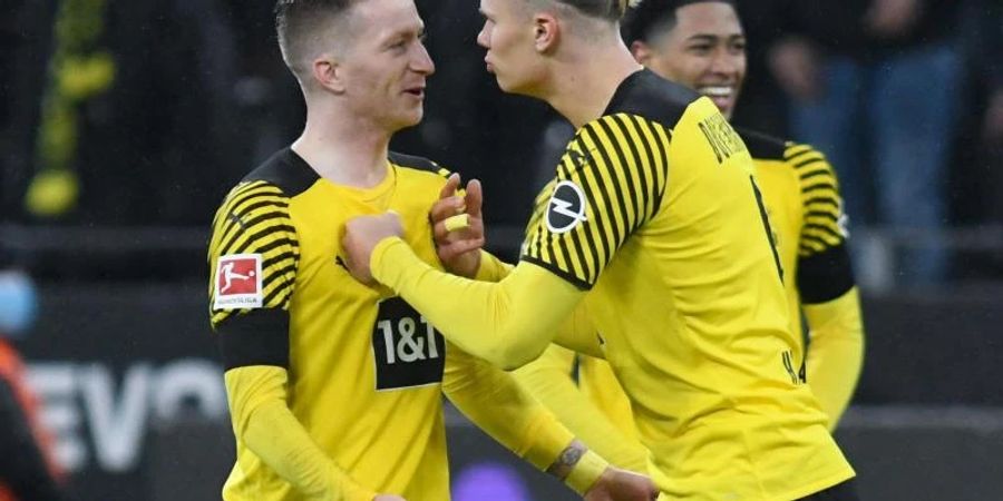 Marco Reus (l) rät Erling Haaland zum Verbleib beim BVB. Foto: Bernd Thissen/dpa