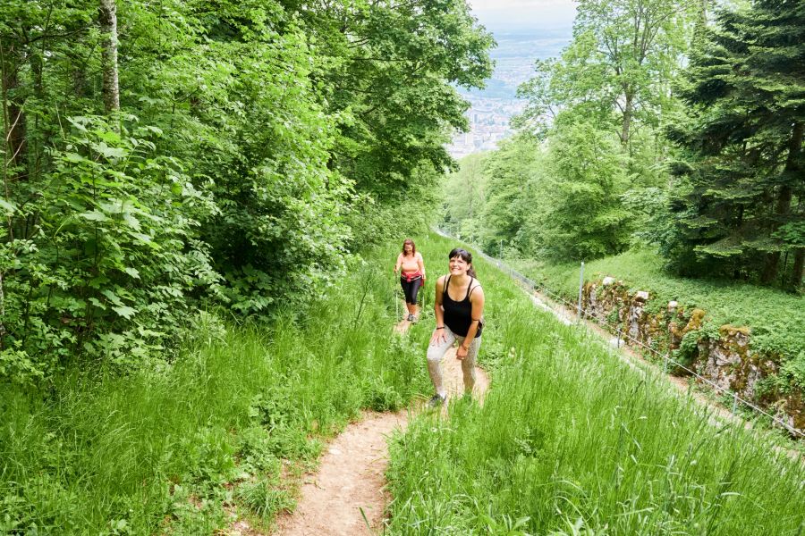 Zwei Frauen am Wandern