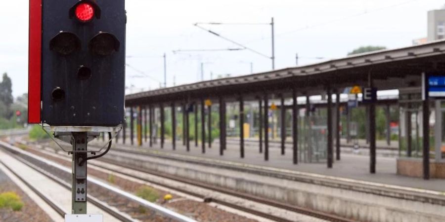 Die Deutsche Bahn will wieder pünktlicher werden und mit Millioneninvestitionen die Kapazität auf den Strecken erweitern. Foto: Soeren Stache/dpa-Zentralbild/dpa