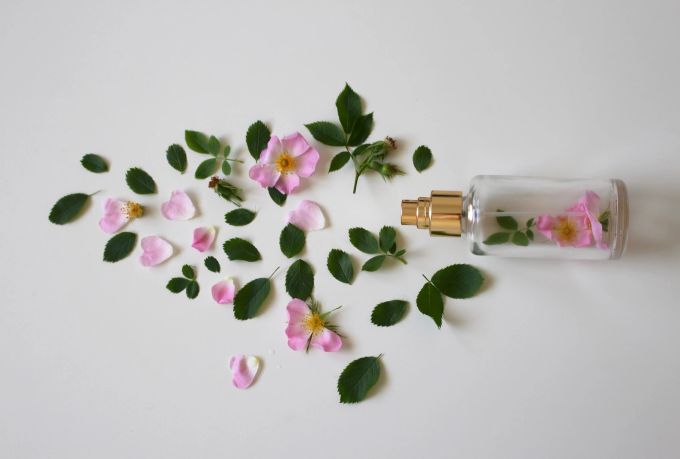 Parfüms entfalten sich besonders gut an warmen Stellen der Haut wie dem Puls am Handgelenk. Rosenblüten Fläschen Parfüm
