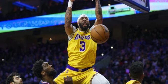 In der Abwesenheit von LeBron James überragte für die Los Angeles Lakers Anthony Davis mit 31 Punkten und zwölf Rebounds gegen die 76ers. Foto: Chris Szagola/FR170982 AP/dpa Los Angeles Lakers