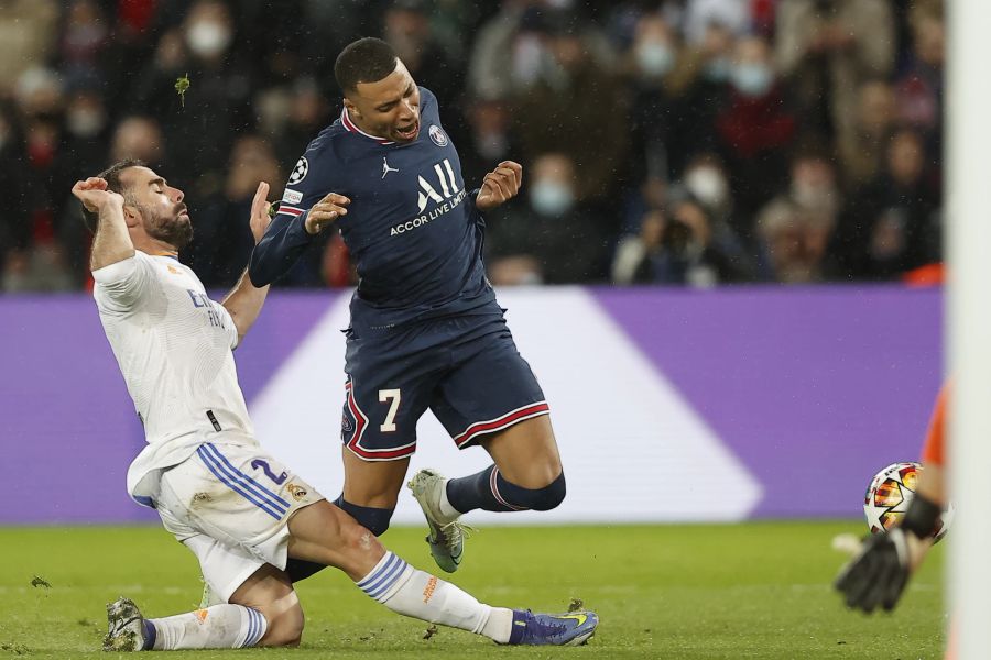 Dani Carvajal (l.) bringt Kylian Mbappé (r.) im Strafraum zu Fall.