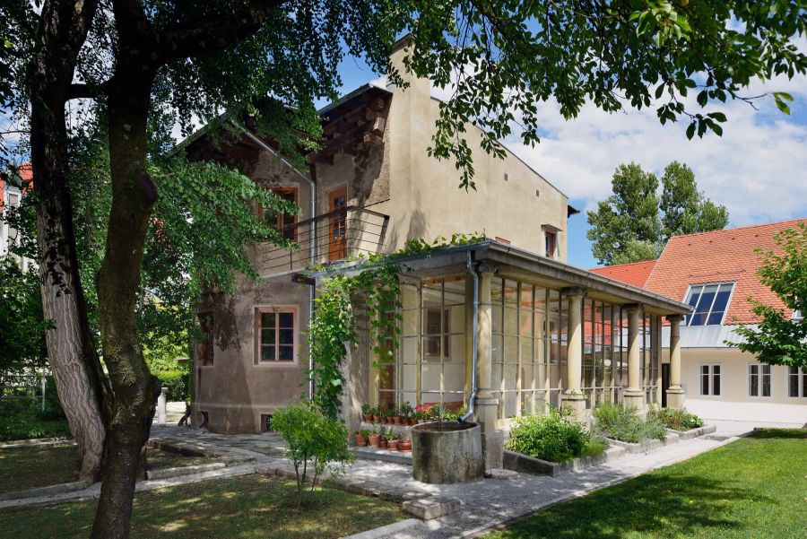 Haus Garten Bäume Veranda