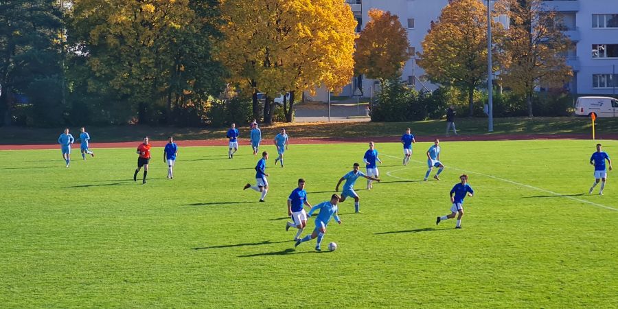 Blick von der Haupttribüne/Terrasse im Stadion auf den Hauptplatz des FC Regensdorf (Sportanlage Wisacher). - Regensdorf