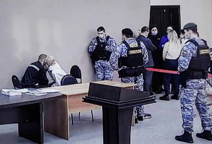 Der russische Oppositionsführer Alexej Nawalny umarmt seine Frau bei einem Prozess im Straflager Pokrow. Alexej Nawalny