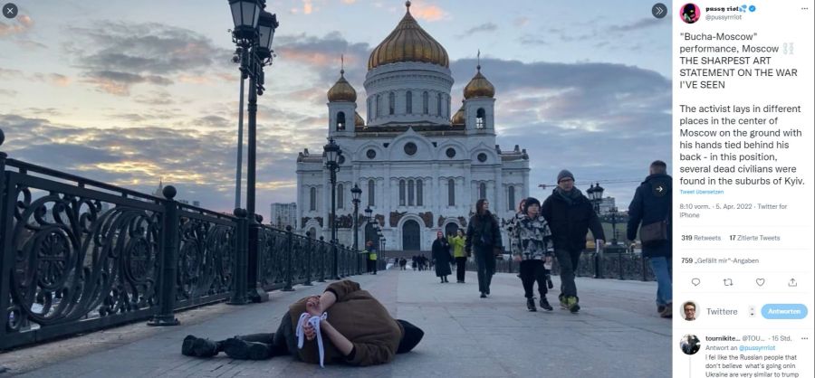 Ein anonymer Künstler stellte in Moskau das Massaker von Butscha nach.