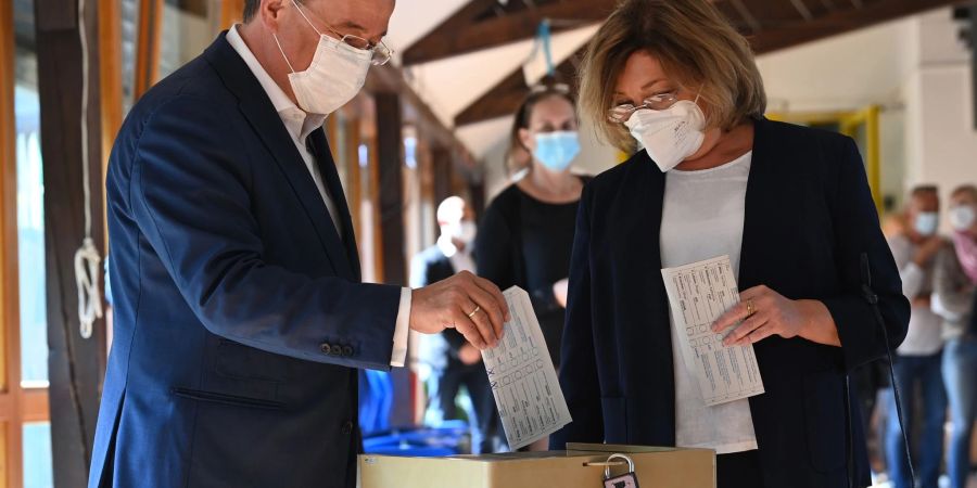 Armin Laschet, damals CDU-Spitzenkandidat, mit seinem falsch gefalteten Stimmzettel. Der Wahlprüfungsausschuss des Bundestags empfiehlt nun, Einsprüche wegen des Vorfalls zurückzuweisen.