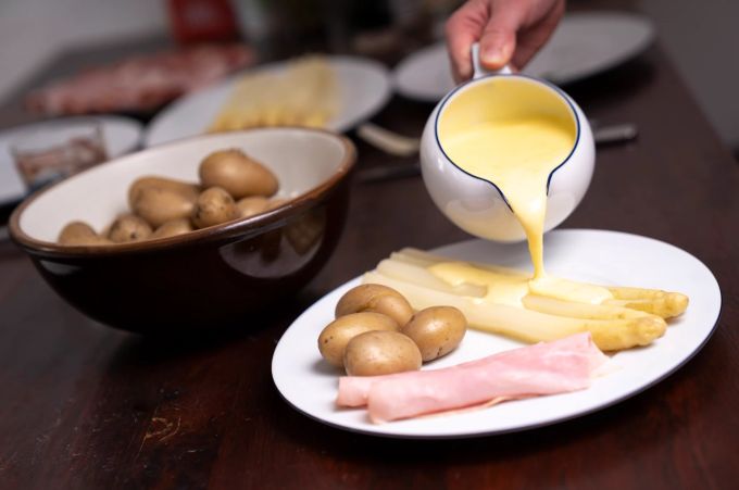 Milder Schinken, milder Spargel: Kochschinken zum weissen Spargel ist vor allem im Süden Deutschlands populär. Spargel Kartoffel Schinken Sauce Hollandaise