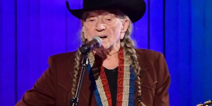 Willie Nelson, hier während eines Auftritts im Jahr 2019, trauert um seine Schwester.