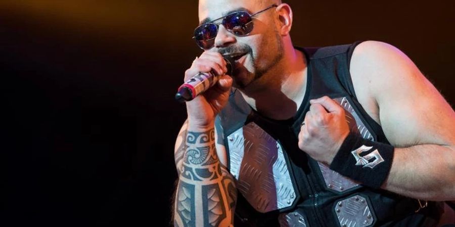 Joakim Brodén und seine Kollegen von der Band Sabaton haben ein zweites Nummer-eins-Album in Deutschland. Foto: Sven Hoppe/dpa