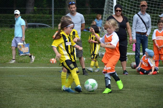 Die Mädchen reisen aus der ganzen Schweiz zum SWISS GIRLS CUP. Kleine Mädchen spielen Fussball.
