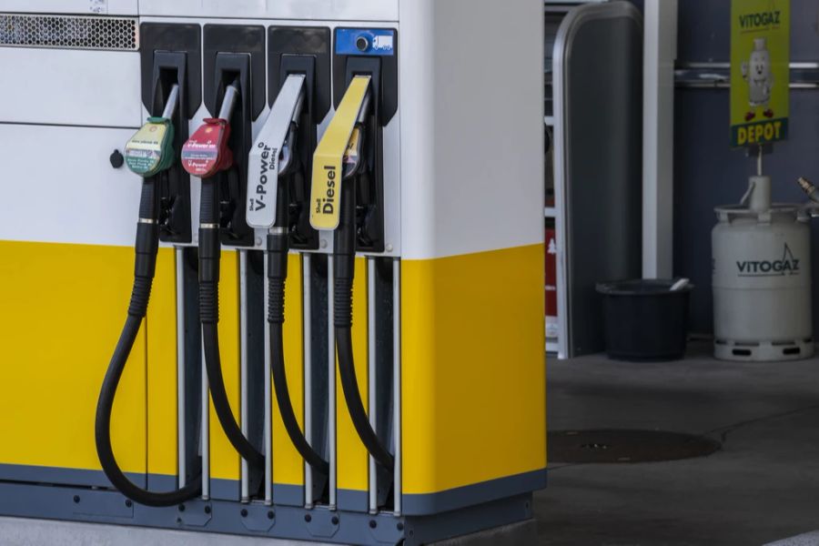 Eine Zapfsäule an einer Tankstelle in Genf am 10. März 2022.