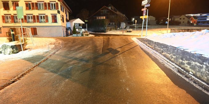 Es kam zu einer Kollision zwischen einem Auto und einem Fussgänger. Kollision Sennwald