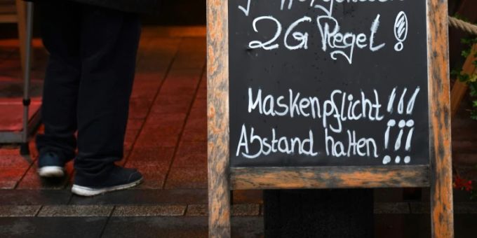 Hinweissschild vor einem Restaurant Hinweissschild vor einem Restaurant
