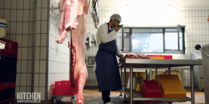 Bei «Kitchen Impossible» wird der Gegner von Tim Mälzer Sven Wassmer herausgefordert und muss bei Oma nachfragen. Kitchen Impossible tim mälzer