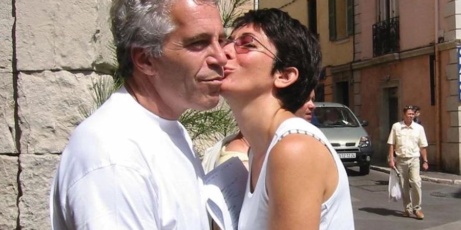 Der verstorbene US-Milliardär Jeffrey Epstein mit seiner inzwischen verurteilten Partnerin Ghislaine Maxwell (Archivbild). Foto: -/US Attorney Office via ZUMA Press Wire/dpa