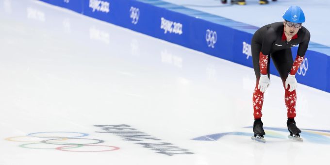 Livio Wenger nach dem Überqueren der Ziellinie. Olympia 2022